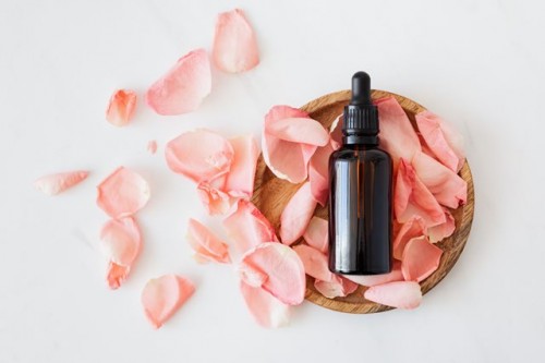 Ilustrasi tea tree oil untuk menghilangkan jerawat secara alami. Pexels