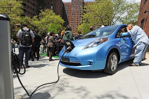 Ilustrasi mobil listrik. Foto: AFP