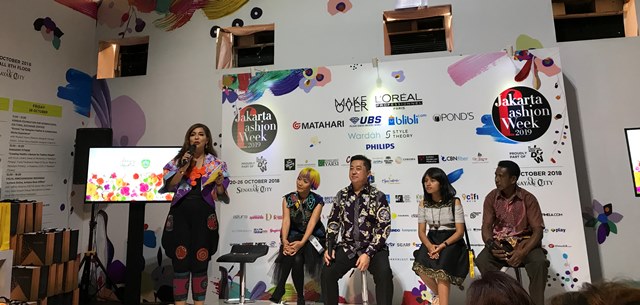 Kolaborasi Lenny Agustin dengan Kepulauan Sula di Jakarta Fashion Week 2019