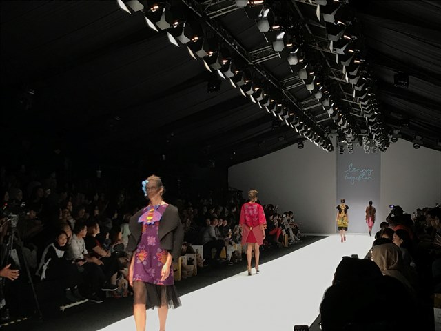 Kolaborasi Lenny Agustin dengan Kepulauan Sula di Jakarta Fashion Week 2019