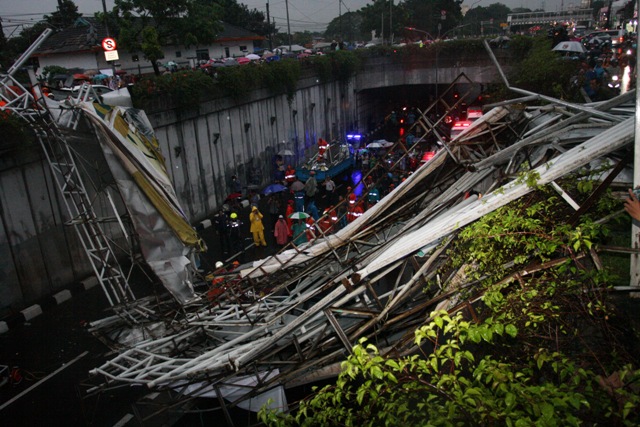 Sebelum Roboh, Kondisi JPO Pasar Minggu Mengkhawatirkan