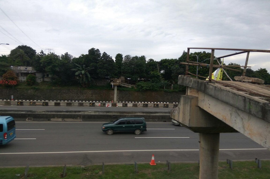 Lebih 8 Bulan Ambruk, Warga Pertanyakan JPO Baru di Ciputat