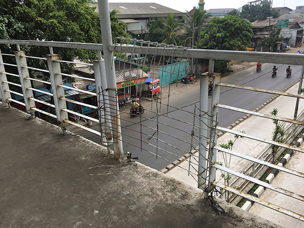Warga Enggan Pakai JPO tak Beratap