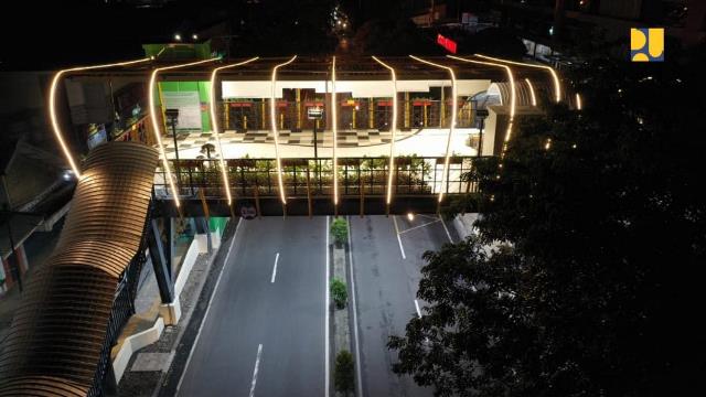 Jembatan Penyeberangan Orang Ramah Lingkungan di Solo