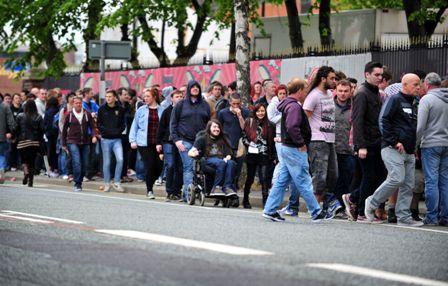 50.000 Fans Foo Fighters di Old Trafford Tak Bubar Diguyur Hujan