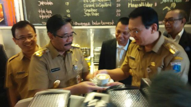 Resmikan JakBistro, Ahok Cicipi Burger hingga <i>Infused Water</i>