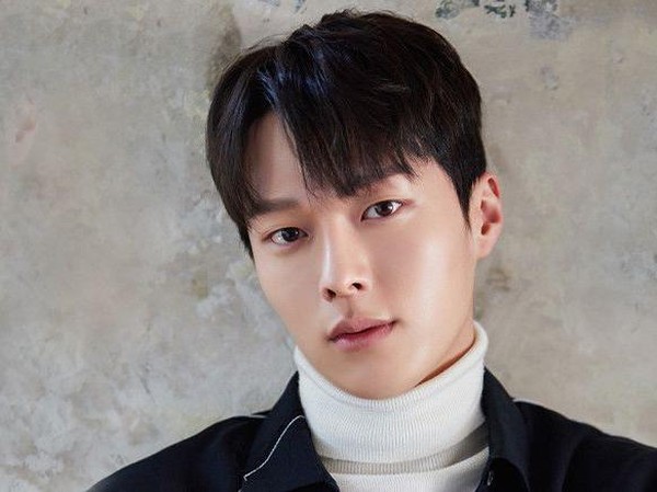 10 Artis Korea Terganteng, Pesonanya Bikin Jatuh Cinta!