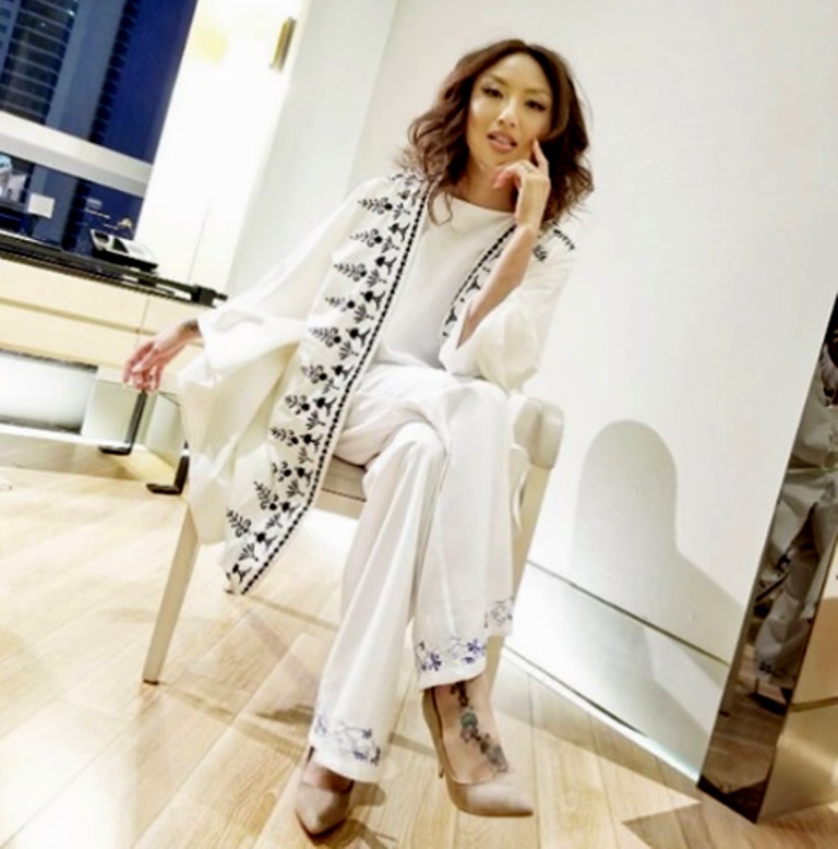 Tips Berbusana untuk Idul Fitri dari Jeannie Mai
