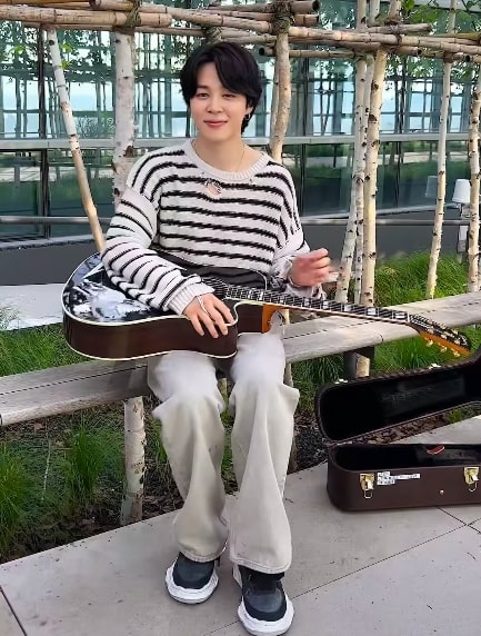Jimin BTS Pamer Gitar Ken Hadiah dari Ryan Gosling