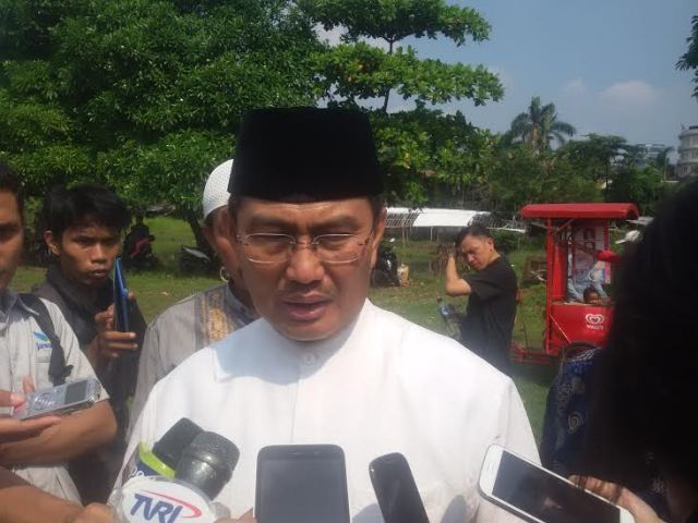 Sejumlah Pejabat Antarkan Husni ke Tempat Peristirahatan Terakhir