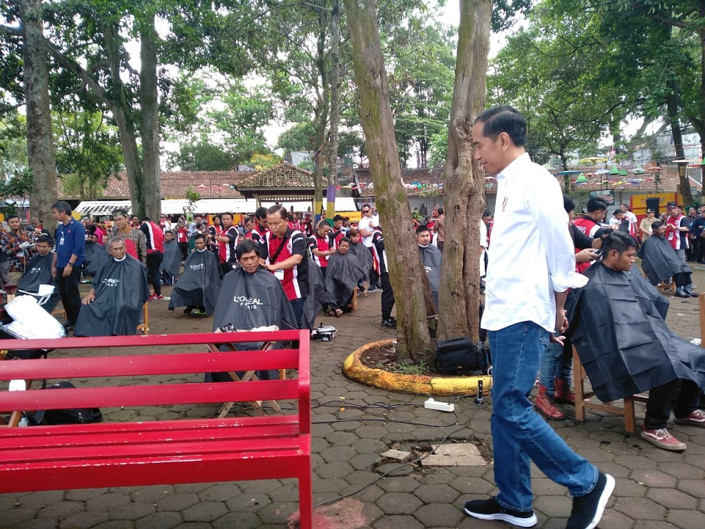 Jokowi Ajak Menteri Potong Rambut Massal