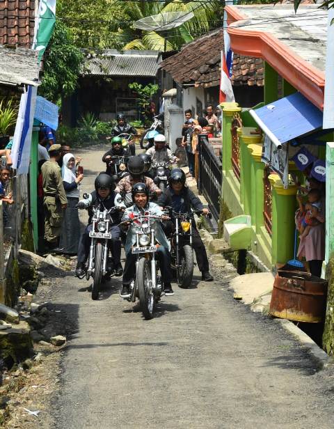 Jokowi <i>Touring</i> Motor di Sukabumi