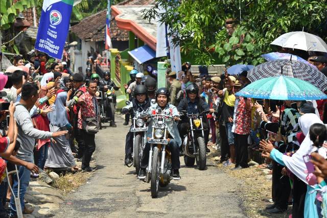 Jokowi <i>Touring</i> Motor di Sukabumi