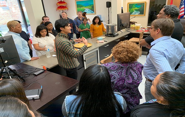 Bule Chicago Belajar Bikin Tempe