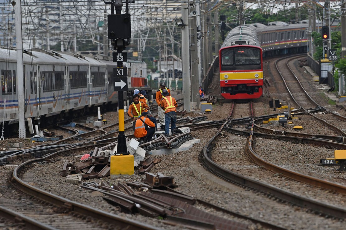TransJakarta Bantu Penumpang KRL yang Telantar di Manggarai