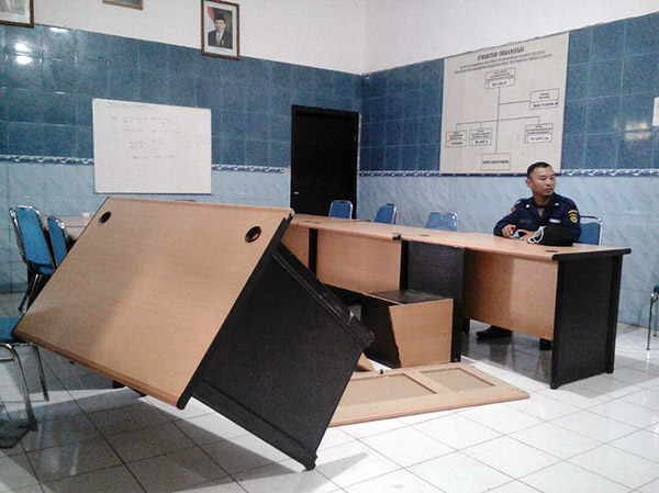 Pelayaran Tertunda, Penumpang Kapal Mengamuk