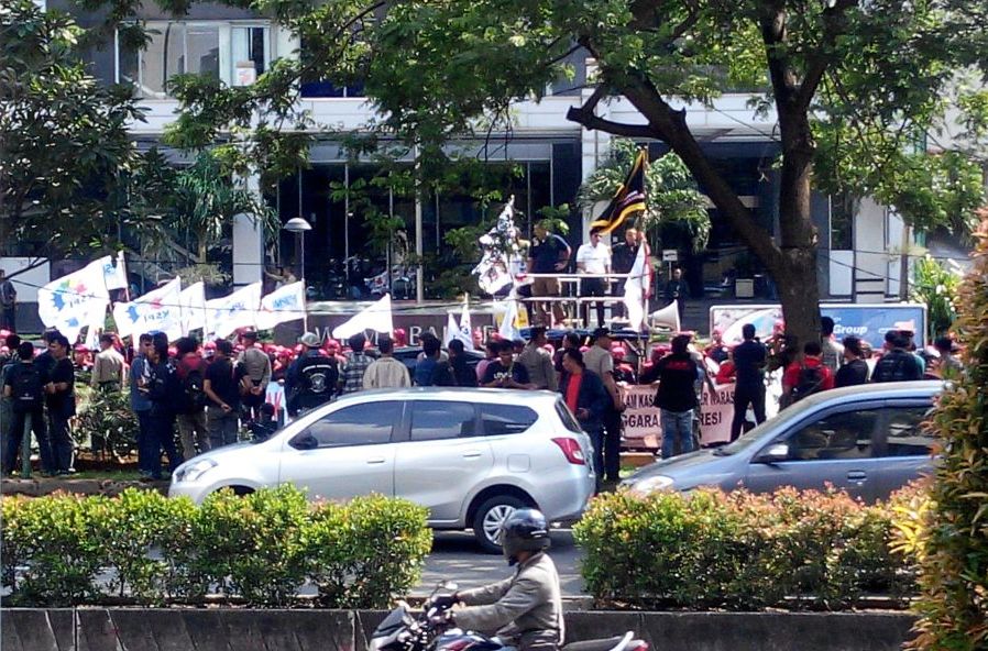 Batal Konser, Ahmad Dhani Orasi di Seberang Gedung KPK