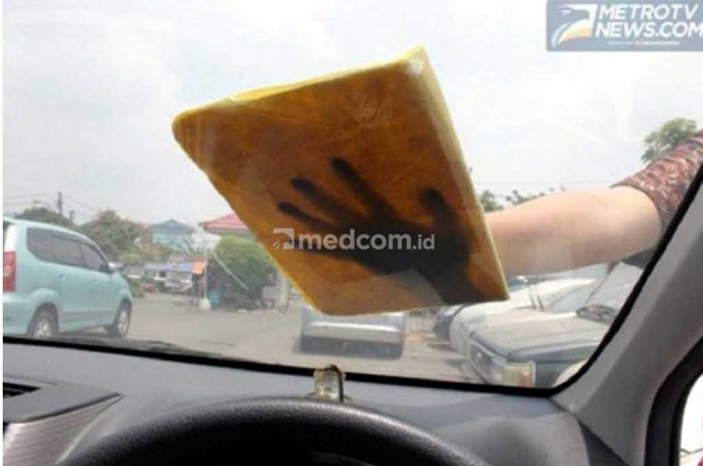 Hindari Penggunaan Kemoceng di Kaca Mobil