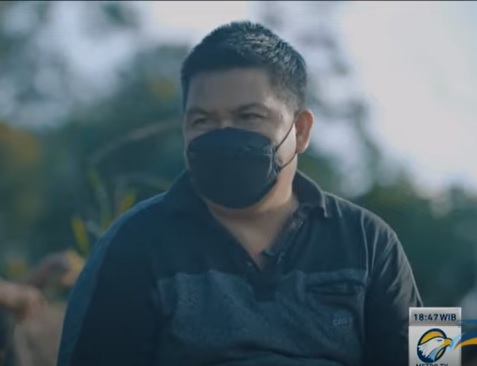 Susah Sinyal, Warga Desa Tebuah Elok Terpaksa Mendaki Bukit