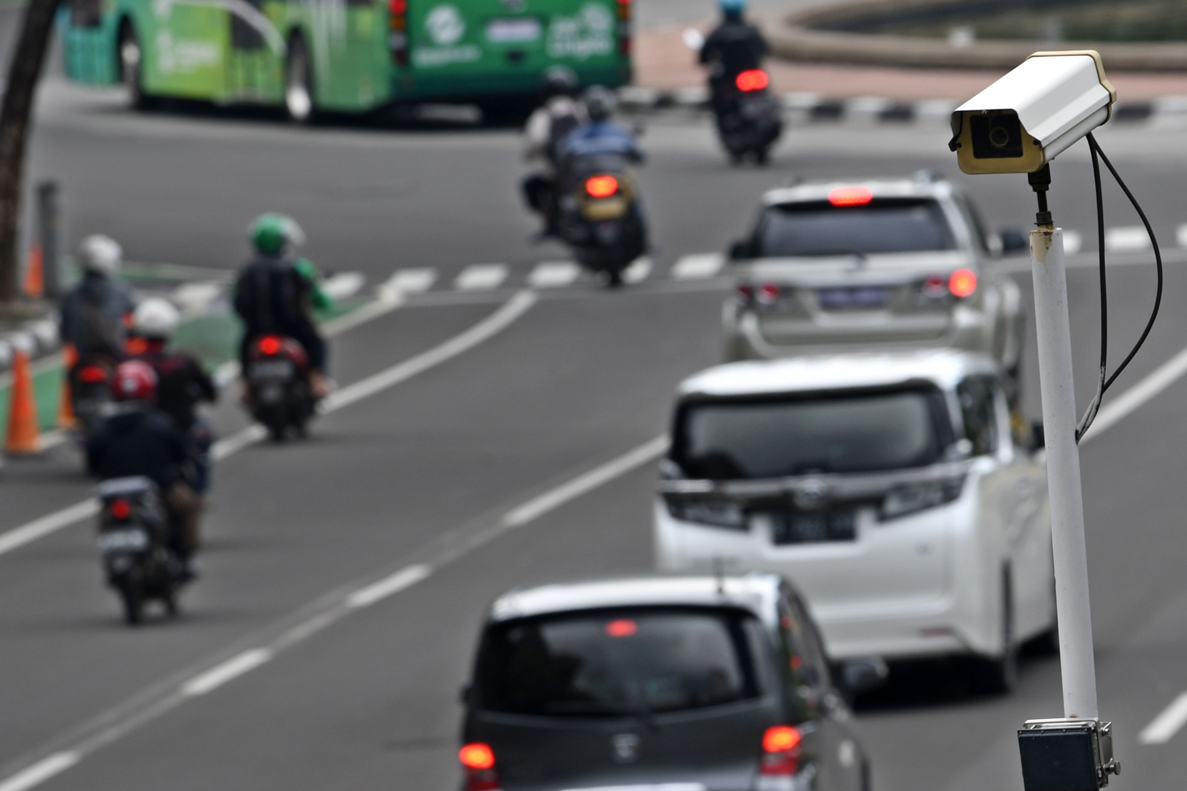 Jurus Tutup Pelat Pemotor Hindari Tilang Elektronik