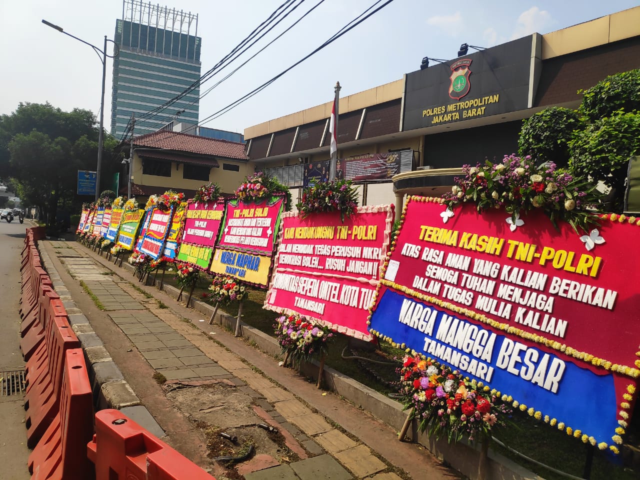 Polres Jakbar Banjir Karangan Bunga