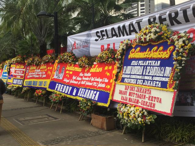Karangan Bunga Anies-Sandi tak Sebanyak Ahok-Djarot
