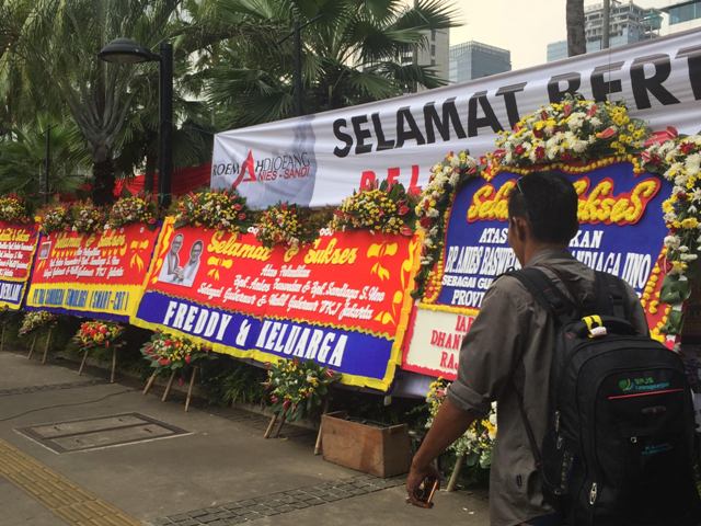 Karangan Bunga Anies-Sandi tak Sebanyak Ahok-Djarot