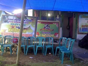 Puluhan Karangan Bunga Berjejer di Rumah Orangtua Kandung Angeline