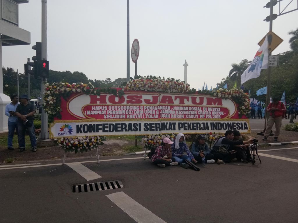 KSPI Sampaikan Tuntutan Melalui Karangan Bunga