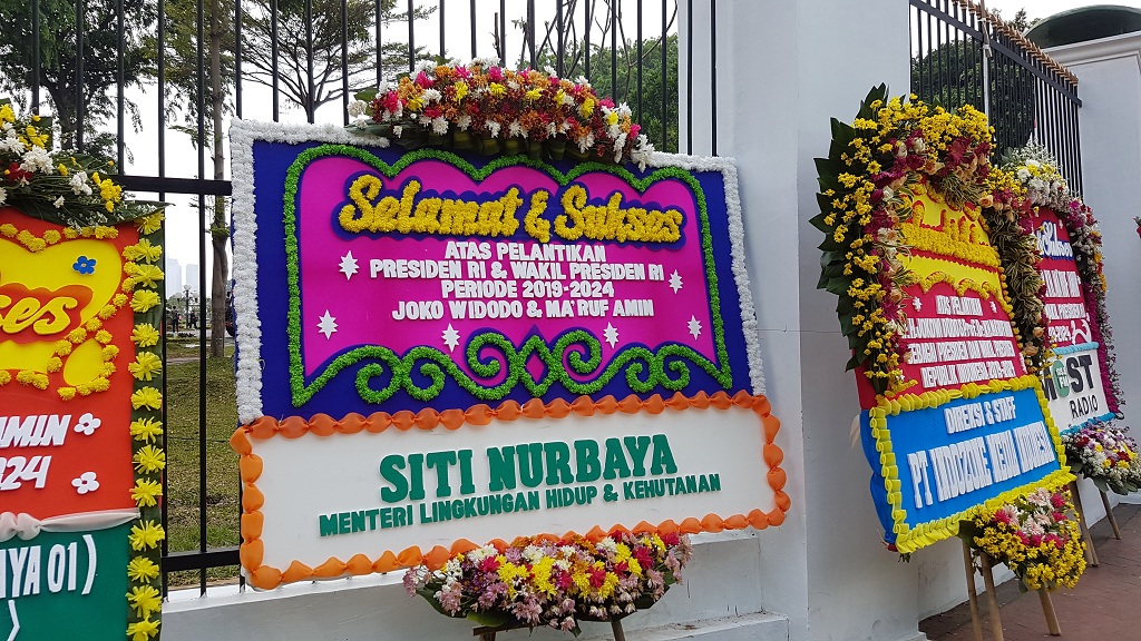 Karangan Bunga untuk Jokowi-Ma'ruf Hiasi Kompleks Parlemen
