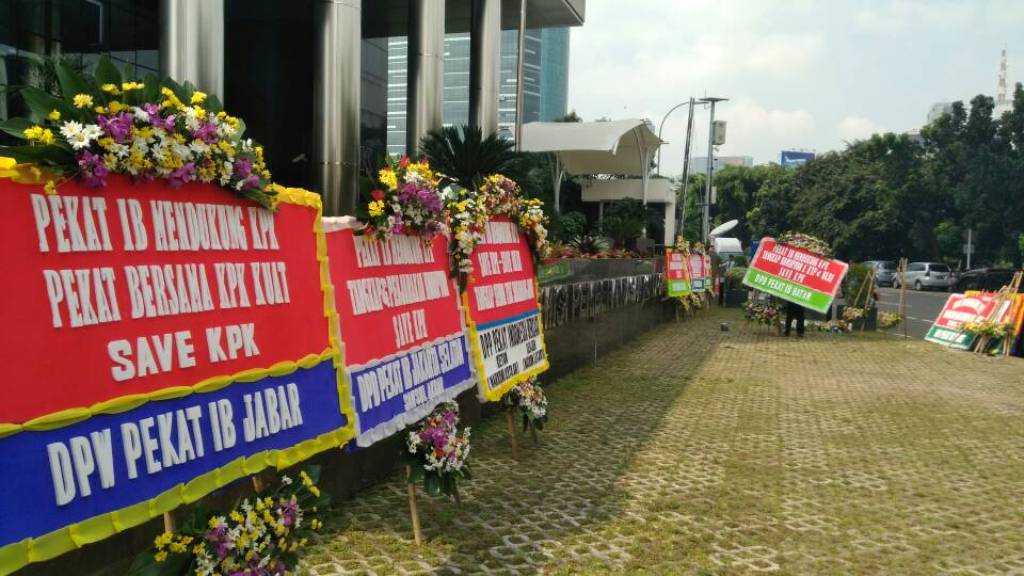 Karangan Bunga Mulai Serbu KPK