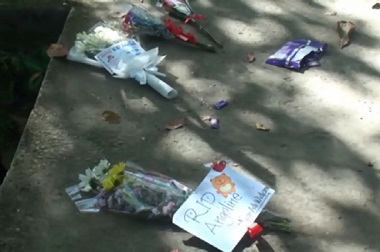 Karangan Bunga Bertebaran di Depan Rumah Angeline