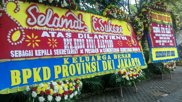 Karangan Bunga untuk Heru Mewarnai Balai Kota