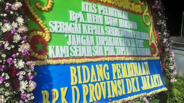 Karangan Bunga untuk Heru Mewarnai Balai Kota