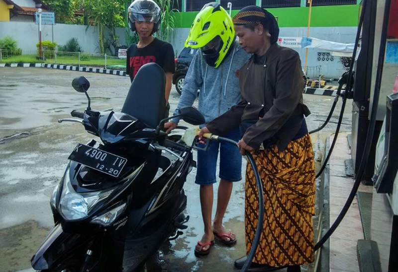 Karyawan SPBU di Jepara Pakai Baju Adat di Hari Kartini