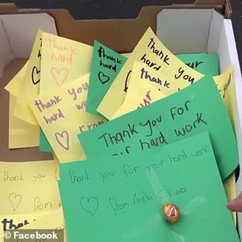 Aksi Dua Anak Sampaikan Terima Kasih Kepada Staf Supermarket