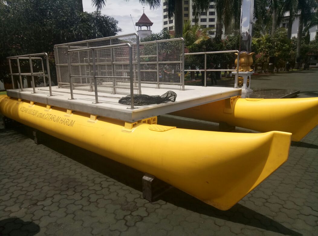 Dua Kapal Katamaran Pungut Sampah Sungai Citarum