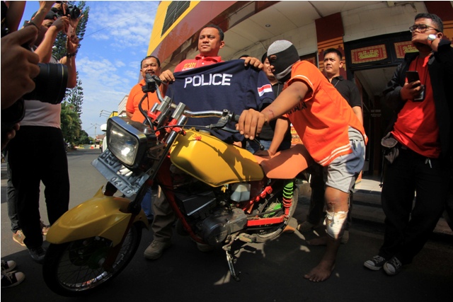 Gunakan Kaus Turn Back Crime, Sipil Merasa Gagah