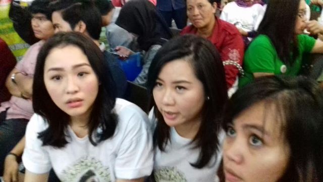 Keluarga Memakai Kaus & Pin <i>Juctice for Mirna</i>