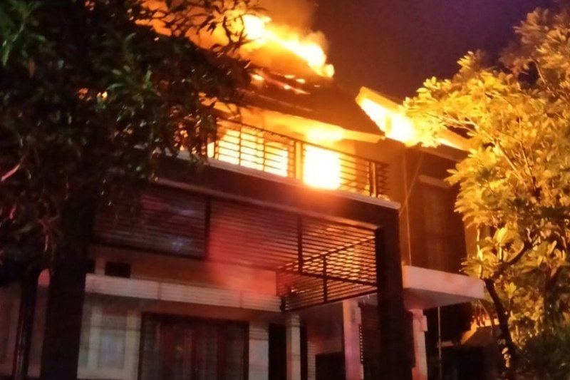 Rumah dan Warung Makan di Jaktim Dilalap Api