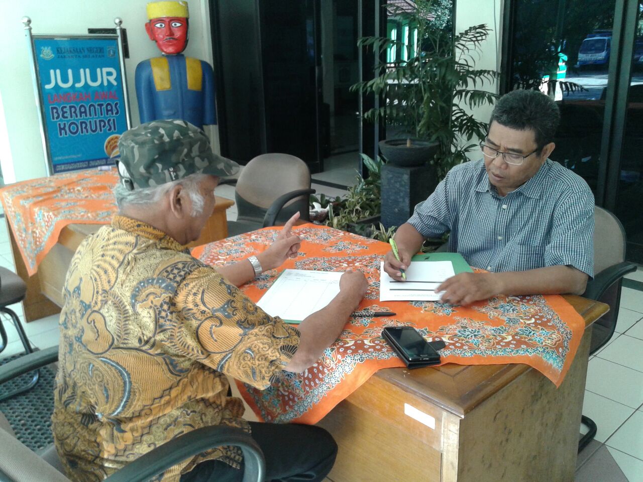 3 Warga Mengadu ke Kantor Camat Pasar Minggu