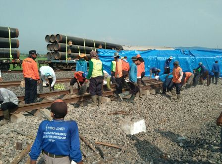 PT KAI Turunkan Crane Evakuasi Kereta Tabrakan Cirebon