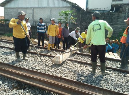 PT KAI Turunkan Crane Evakuasi Kereta Tabrakan Cirebon