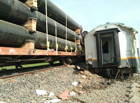 PT KAI Turunkan Crane Evakuasi Kereta Tabrakan Cirebon