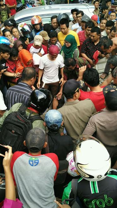 Bus Mayasari Bakti Lindas Pengendara Motor di Ciledug
