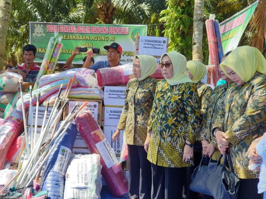 Kejaksaan Beri Bantuan Korban Bencana Bengkulu