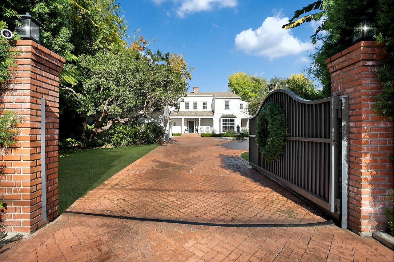  Kelly Clarkson Beli Rumah Baru, Ada Lapangan Tenis hingga Wisma