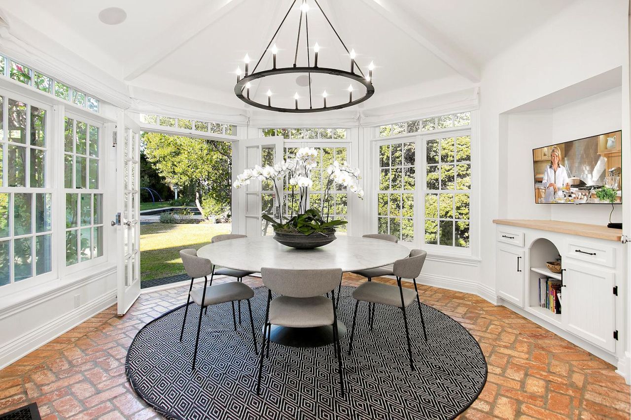  Kelly Clarkson Beli Rumah Baru, Ada Lapangan Tenis hingga Wisma