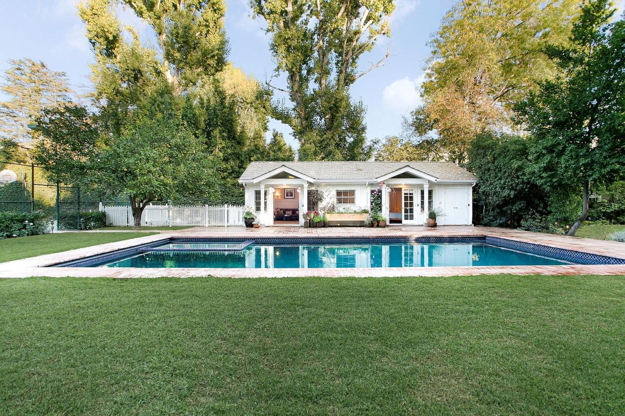  Kelly Clarkson Beli Rumah Baru, Ada Lapangan Tenis hingga Wisma