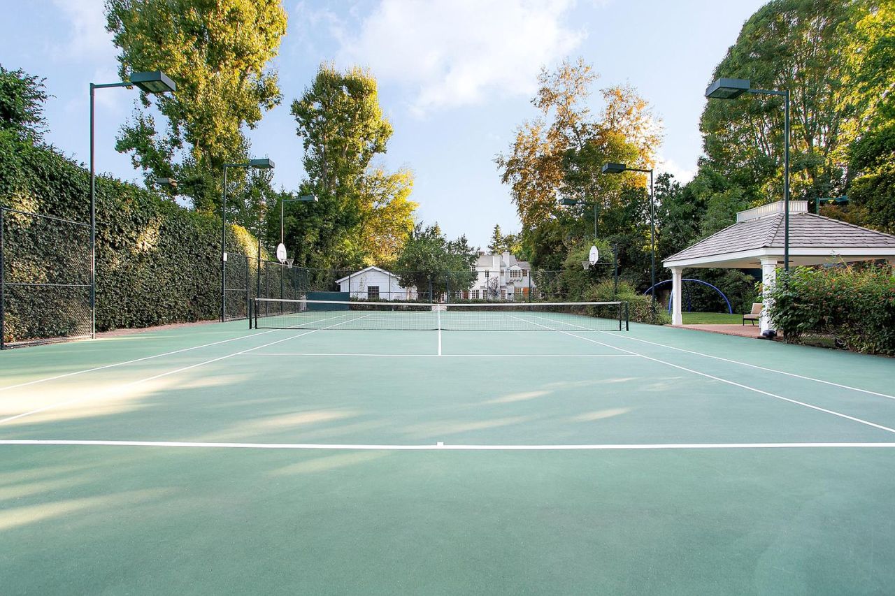  Kelly Clarkson Beli Rumah Baru, Ada Lapangan Tenis hingga Wisma
